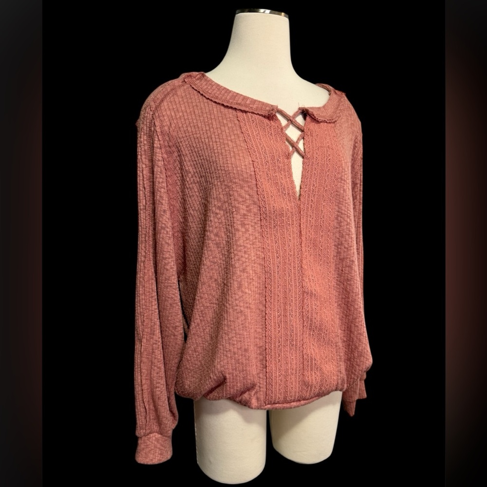 BUCKLE Daytrip Textured Rib Knit Top in dusty rose - Size XL